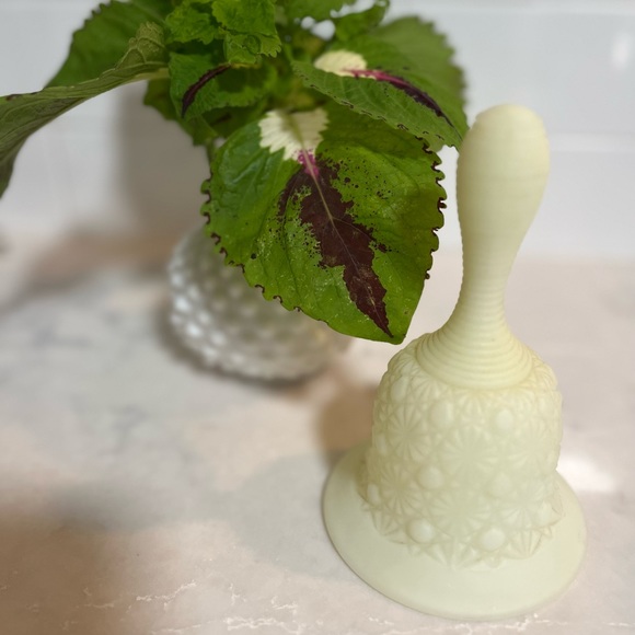 Fenton Vintage bell in custard. Perfect condition. - Picture 2 of 5